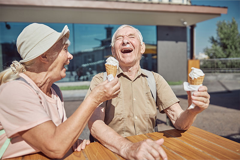 Senioren Freude Paar Eis essen Seniorenheim Pflegeheim